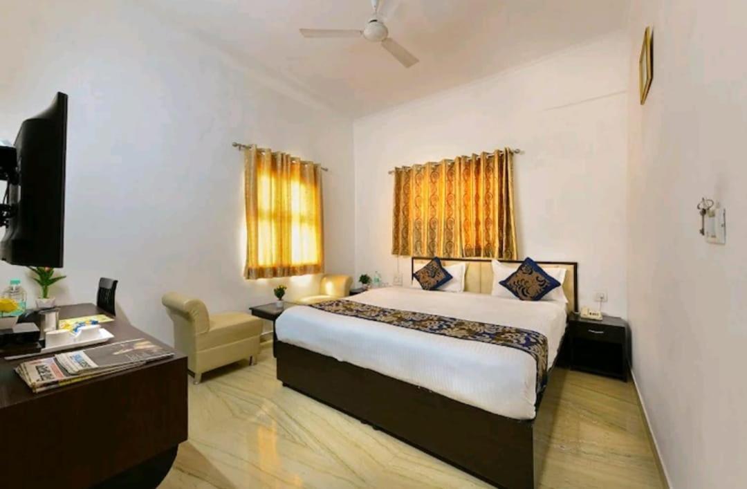 Hotel The First By Goyal Hotelie Agra  Exterior foto