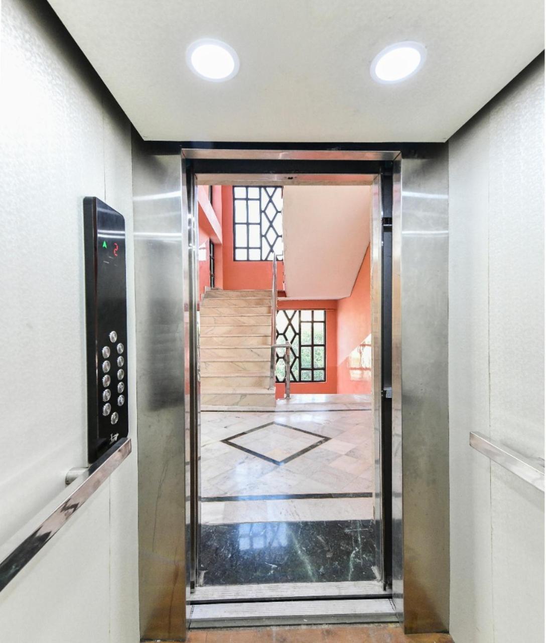 Hotel The First By Goyal Hotelie Agra  Exterior foto